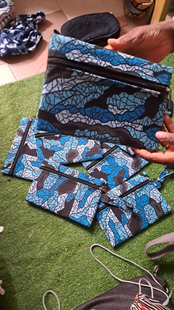 pochette zippée en pagne bleu et noir – pauline biowa